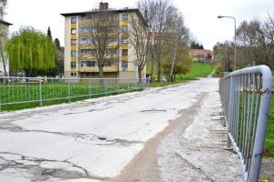 Dotrajani most čez Pešnico